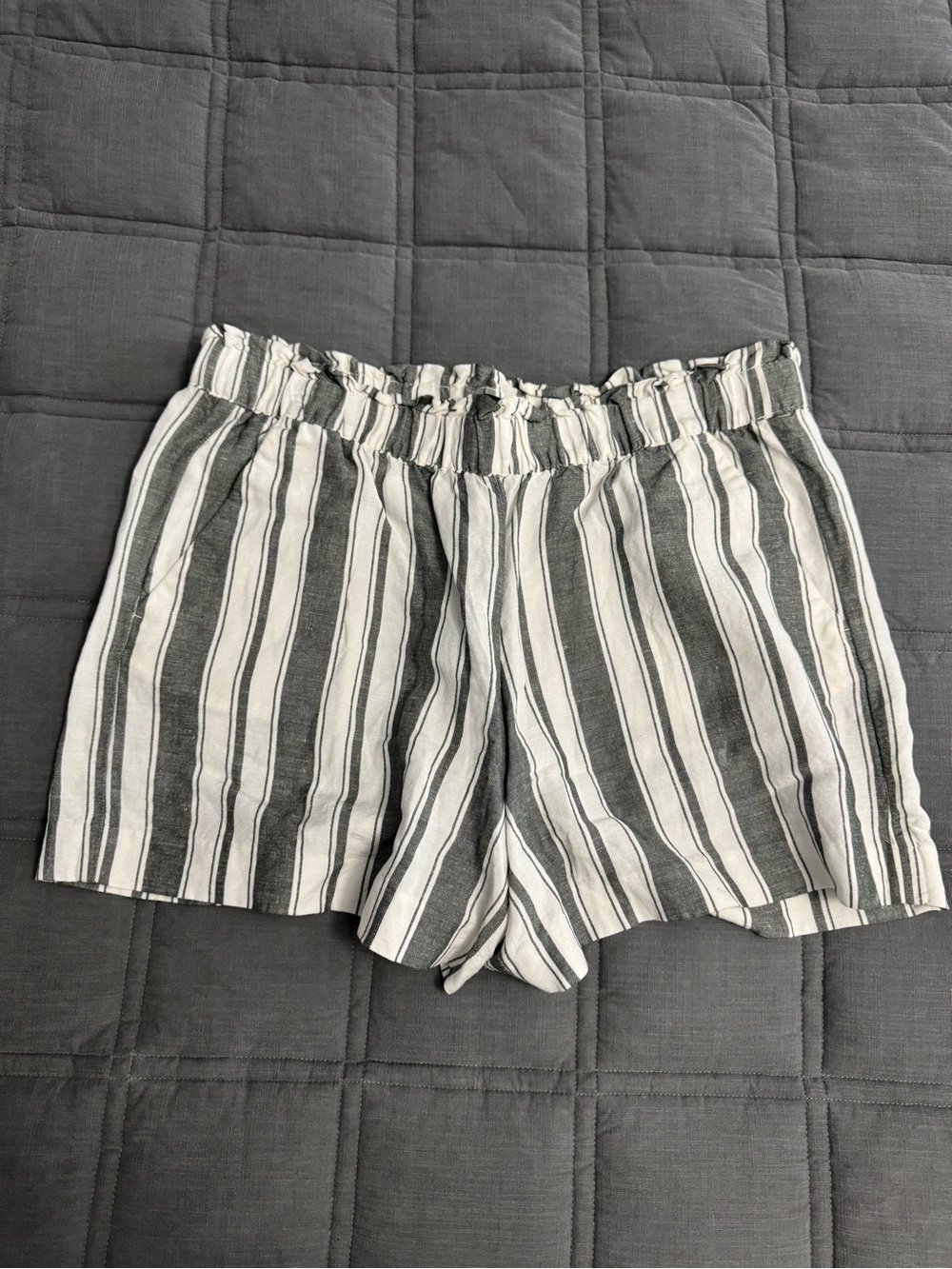 Loft Striped Elastic-Waist Women's Shorts - White & Gray